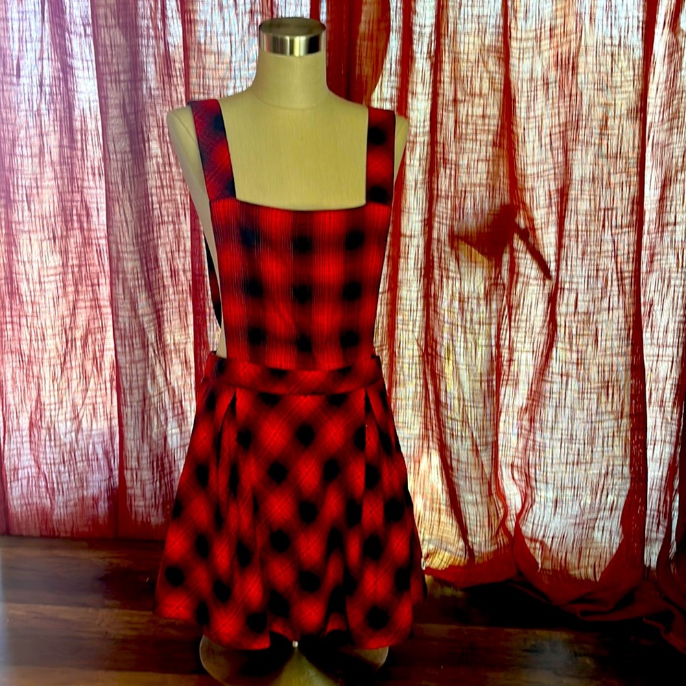 Vans suspender skirt. Super cute!!❤️
